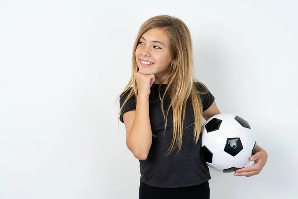 Felice Teen Girl Indossa Abbigliamento Sportivo Possesso Pallone Calcio Sul — Foto Stock