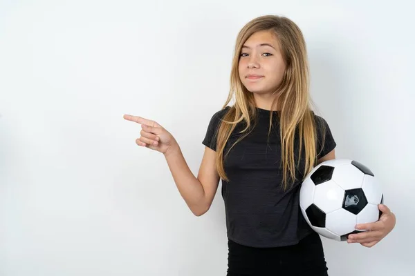 Девушка Подросток Спортивной Одежде Держащая Футбольный Мяч Над Белой Стеной — стоковое фото