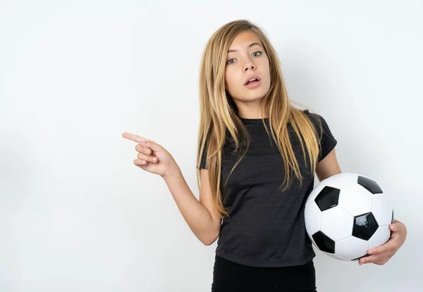 Девушка Подросток Спортивной Форме Держащая Футбольный Мяч Над Белой Стеной — стоковое фото