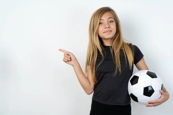 Positives Teenie Mädchen Sportbekleidung Das Einen Fußballball Mit Zufriedenem Gesichtsausdruck — Stockfoto