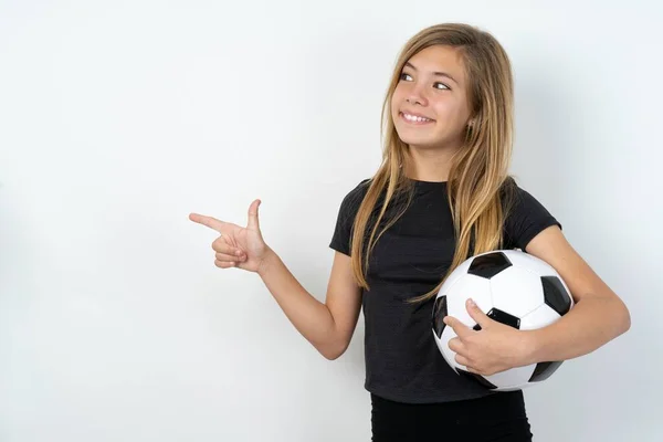 Optimistisch Tienermeisje Draagt Sportkleding Met Een Bal Witte Muurpunten Met — Stockfoto