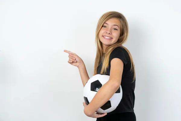 Фотографія Профілю Дівчини Підлітка Спортивному Одязі Тримає Футбольний Над Білою — стокове фото