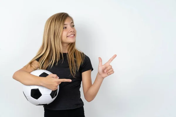 Teenagermädchen Sportbekleidung Die Einen Fußballball Über Weiße Wände Hält Lächeln — Stockfoto