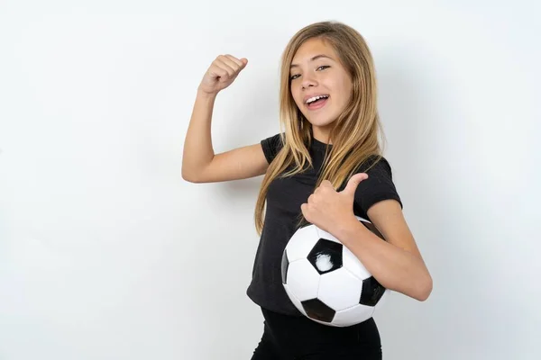 Φοβερό Κορίτσι Που Φοράει Αθλητικά Κρατώντας Μια Μπάλα Ποδοσφαίρου Πάνω — Φωτογραφία Αρχείου