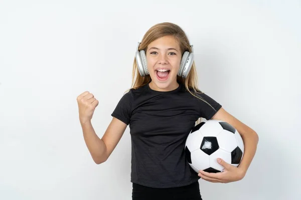 Menina Adolescente Emocional Vestindo Sportswear Segurando Uma Bola Futebol Sobre — Fotografia de Stock