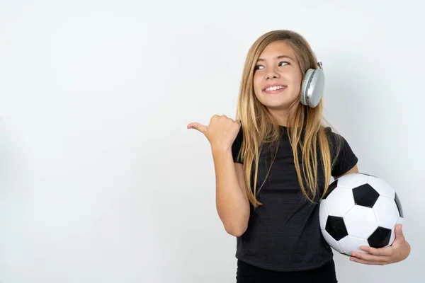 Teenie Mädchen Sportkleidung Das Einen Fußballball Über Weiße Wand Hält — Stockfoto