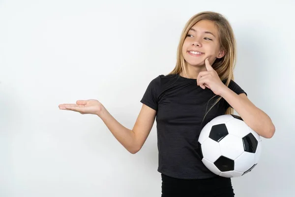 Positivo Teen Menina Vestindo Sportswear Segurando Futebol Bola Sobre Branco — Fotografia de Stock