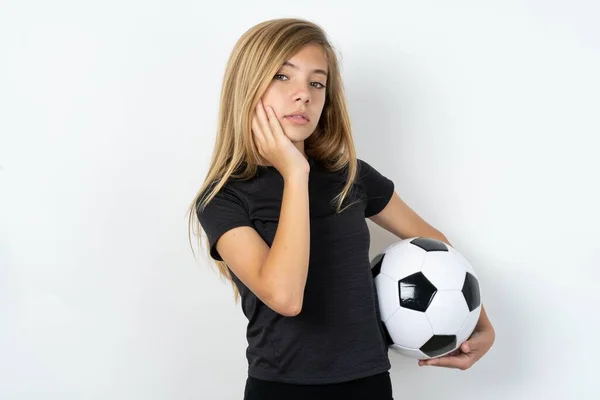 Foto Von Teenie Mädchen Tragen Sportbekleidung Hält Einen Fußball Über — Stockfoto