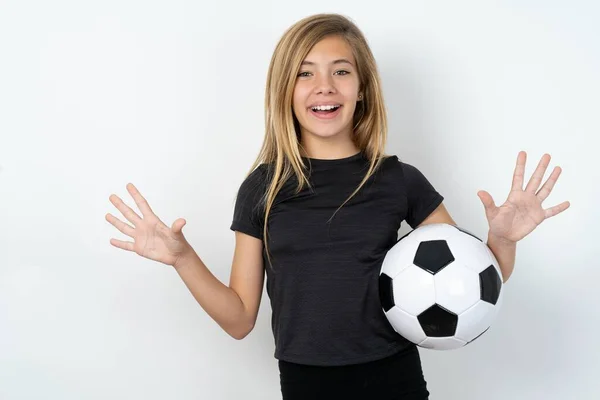 Verrukt Positief Tienermeisje Dragen Sportkleding Houden Van Een Voetbal Bal — Stockfoto