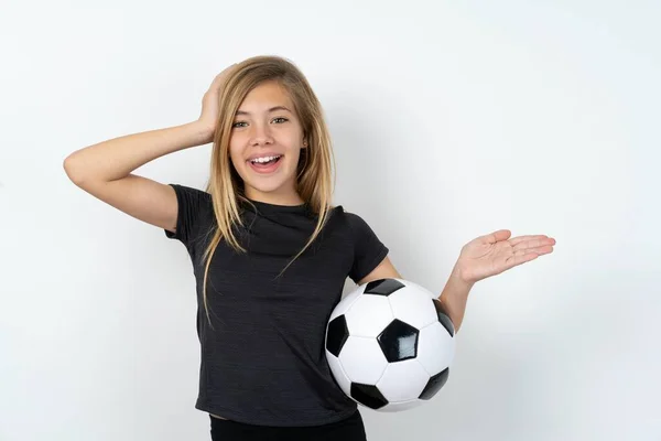 Chocado Surpreendido Surpreso Adolescente Menina Vestindo Sportswear Segurando Uma Bola — Fotografia de Stock
