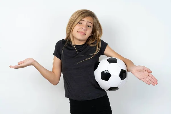 Trascurato Attraente Teen Ragazza Indossa Abbigliamento Sportivo Possesso Pallone Calcio — Foto Stock