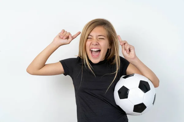 Foto Von Verrückten Teenie Mädchen Trägt Sportbekleidung Hält Einen Fußball — Stockfoto