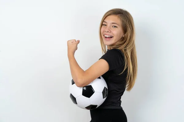 Портрет Дівчини Підлітка Спортивному Одязі Тримає Футбольний Над Білою Стіною — стокове фото