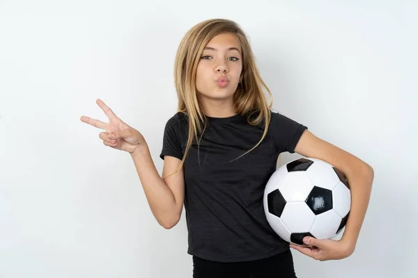 Tonåring Flicka Bär Sportkläder Håller Fotboll Över Vit Vägg Gör — Stockfoto