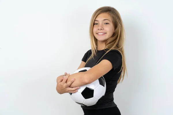 Portré Tini Lány Visel Sportruházat Kezében Egy Focilabda Fehér Fal — Stock Fotó