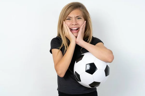 Menina Adolescente Perturbado Vestindo Sportswear Segurando Uma Bola Futebol Sobre — Fotografia de Stock
