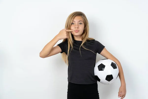 Γοητευτικό Έφηβο Κορίτσι Φορώντας Αθλητικά Ρούχα Κρατώντας Μια Μπάλα Ποδοσφαίρου — Φωτογραφία Αρχείου