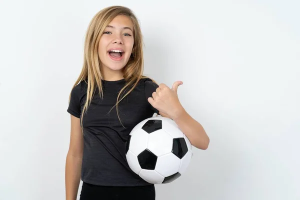 Впечатленная Девочка Подросток Спортивной Одежде Держит Футбольный Мяч Над Белой — стоковое фото