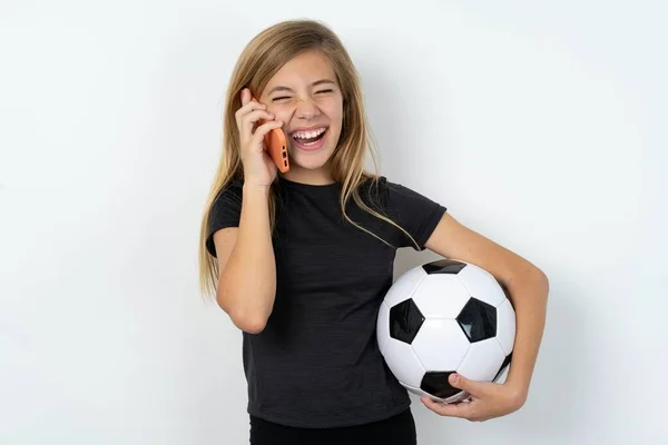 Overdrevent Lykkelig Tenåring Jente Iført Sportsklær Holder Fotball Ball Hvit – stockfoto