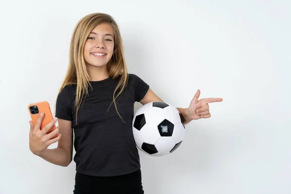 Adolescente Étonnée Portant Des Vêtements Sport Tenant Ballon Football Sur — Photo