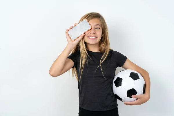 Tenåring Jente Iført Sportsklær Holder Fotball Ball Hvit Vegg Holder – stockfoto