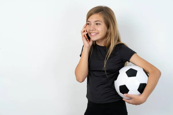 Χαρούμενη Γοητευτική Έφηβη Που Φοράει Αθλητικά Κρατώντας Μια Μπάλα Ποδοσφαίρου — Φωτογραφία Αρχείου