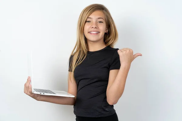 Caucasian Teen Girl Wearing Black Shirt Girl Holding Laptop Directing — Stock Photo, Image