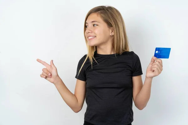 Neugierig Lächelnd Schöne Kaukasische Teenie Mädchen Trägt Schwarzes Shirt Über — Stockfoto
