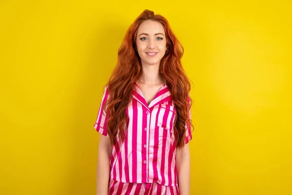 Jonge Rood Harige Vrouw Dragen Roze Pyjama Gele Studio Achtergrond — Stockfoto