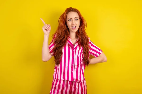 Jonge Rood Harige Vrouw Dragen Roze Pyjama Gele Studio Achtergrond — Stockfoto