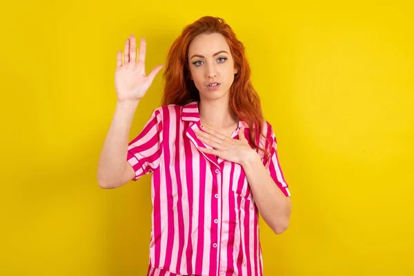 Jonge Roodharige Vrouw Draagt Roze Pyjama Gele Studio Achtergrond Vloeken — Stockfoto