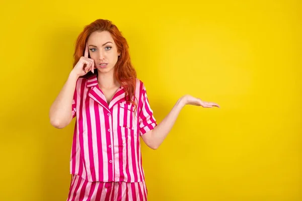 Mujer Pelirroja Joven Con Pijama Rosa Sobre Fondo Estudio Amarillo — Foto de Stock