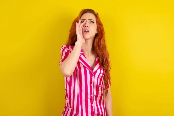 Joven Mujer Pelirroja Con Pijama Rosa Sobre Fondo Amarillo Del — Foto de Stock