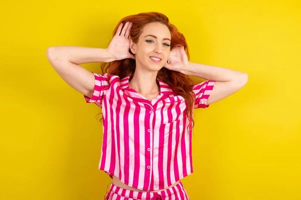 Jovem Cabelos Vermelhos Usando Pijama Rosa Sobre Fundo Estúdio Amarelo — Fotografia de Stock