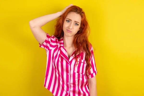 Sarı Arka Plan Üzerinde Pembe Pijama Giyen Genç Kızıl Saçlı — Stok fotoğraf