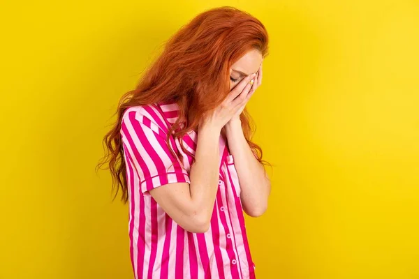 Droevige Rood Harige Vrouw Draagt Roze Pyjama Gele Studio Achtergrond — Stockfoto