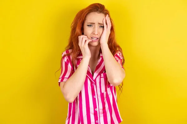 Dolorosa Desesperada Llorando Mujer Pelirroja Con Pijama Rosa Sobre Fondo — Foto de Stock