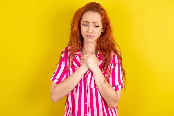 Triste Mujer Pelirroja Vistiendo Pijama Rosa Sobre Fondo Amarillo Estudio — Foto de Stock