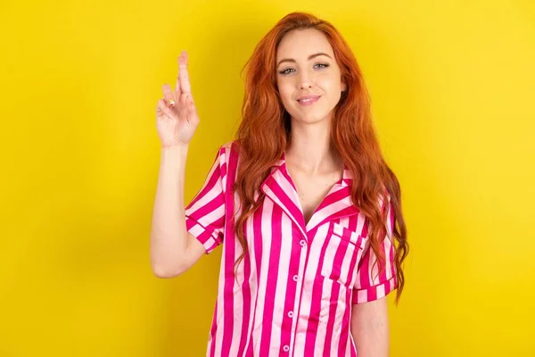 Junge Rothaarige Frau Trägt Rosa Pyjama Über Gelbem Studiohintergrund Und — Stockfoto