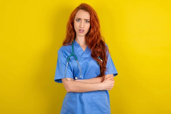 Utanmış Genç Kızıl Saçlı Doktor Kadın Sarı Stüdyo Arka Planında — Stok fotoğraf