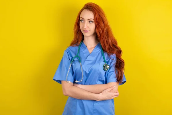 Agradável Vermelho Haired Médico Mulher Sobre Amarelo Estúdio Fundo Mantém — Fotografia de Stock