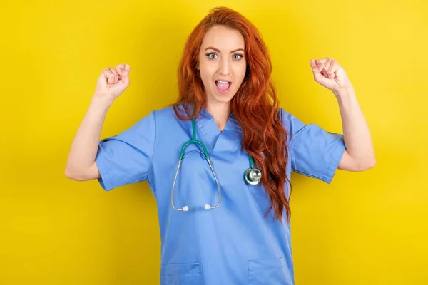 Shocked Ecstatic Young Red Haired Doctor Woman Yellow Studio Background — Stock Photo, Image