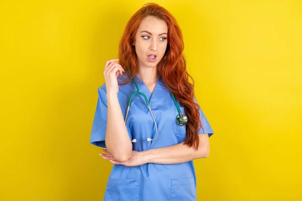 Astonished Young Red Haired Doctor Woman Yellow Studio Background Looks — Stock Photo, Image