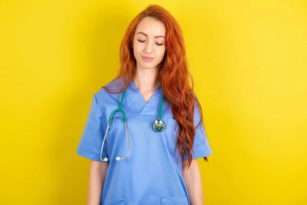 Jovem Vermelho Haired Médico Mulher Sobre Amarelo Estúdio Fundo Agradável — Fotografia de Stock
