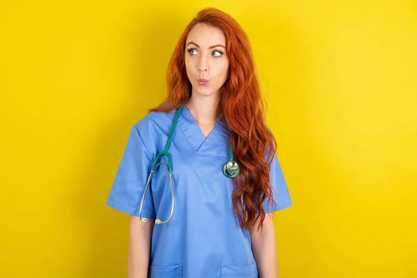 Šokovaný Mladý Rusovlasý Lékař Žena Přes Žluté Pozadí Studia Vypadat — Stock fotografie