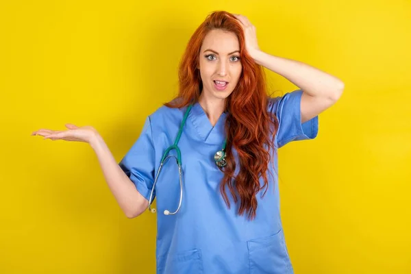 Shocked Amazed Surprised Young Red Haired Doctor Woman Yellow Studio — Stock Photo, Image