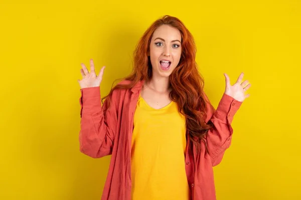 Optimistisch Mooie Rood Harige Vrouw Staande Gele Studio Achtergrond Verhoogt — Stockfoto