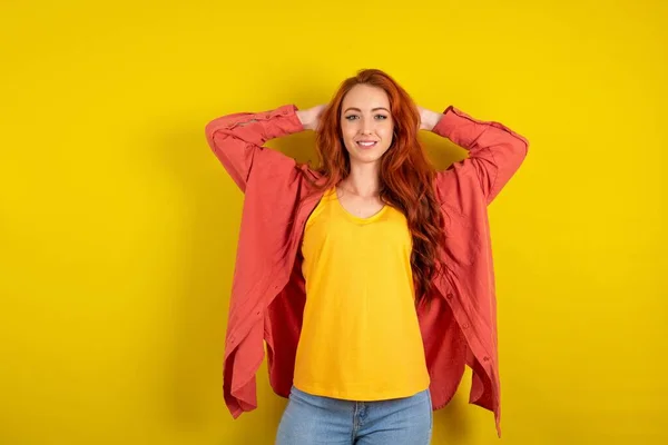 Sarı Stüdyo Arka Planında Duran Kızıl Saçlı Tatmin Olmuş Kadın — Stok fotoğraf