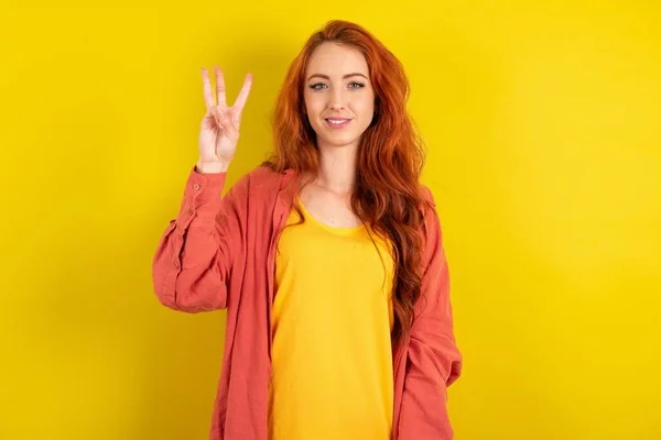 Güzel Kızıl Saçlı Kadın Sarı Stüdyo Arka Planında Duruyor Numaralı — Stok fotoğraf