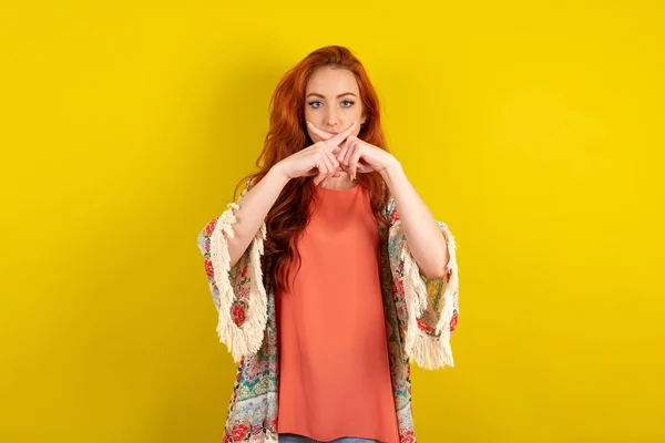 Sarı Stüdyo Arka Planında Duran Kızıl Saçlı Kadın Olumsuz Işaret — Stok fotoğraf